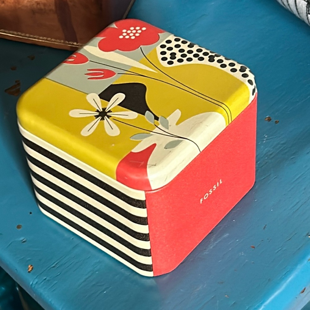 FOSSIL Metal Watch Box - Picture 9 of 9